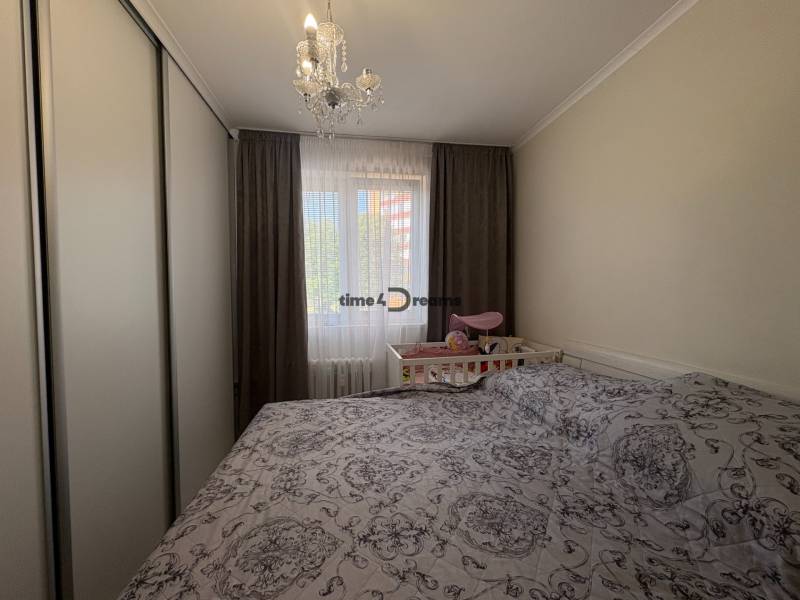 Na predaj: Investičný 3 izb.byt + murovaná PIVNICA - Spálňa v 3-izbovom byte s posuvnou skriňou, posteľou a detskou postieľkou.