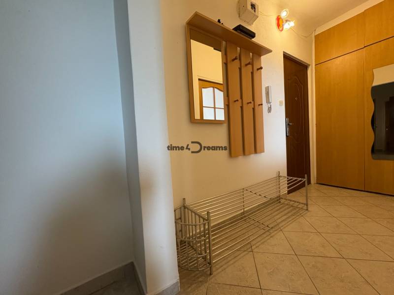 Na predaj: 3 izb.byt + 2x balkon + kumbál - Vstupná chodba 3-izbového bytu s botníkom, vešiakom a zrkadlom.