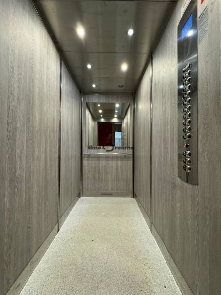 Na predaj: 3 izb.byt + 2x balkon + kumbál - Výťahový interiér so zrkadlom, osvetlením a panelom na tlačidlá.