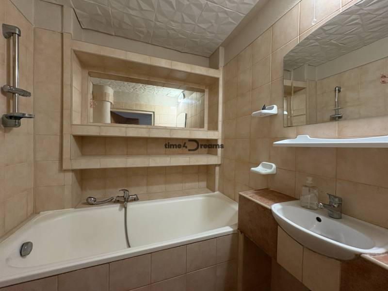 Na predaj: 3 izb.byt + 2x balkon + kumbál - Kúpeľňa 3-izbového bytu s vaňou, umývadlom a obkladom.