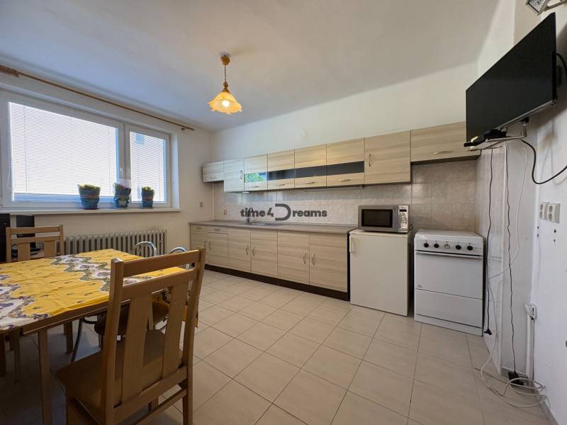 Na predaj: Rodinný dom v meste Levice - Kuchyňa v rodinnom dome s jedálenským stolom, kuchynskou linkou a spotrebičmi.