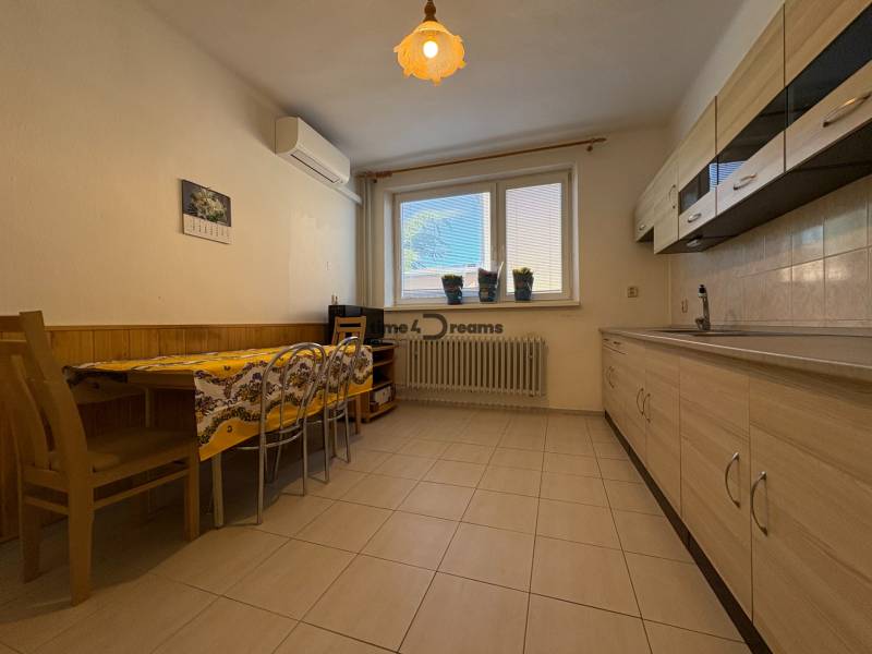 Na predaj: Rodinný dom v meste Levice - Kuchyňa v rodinnom dome s kuchynskou linkou, jedálenským stolom a klimatizáciou.