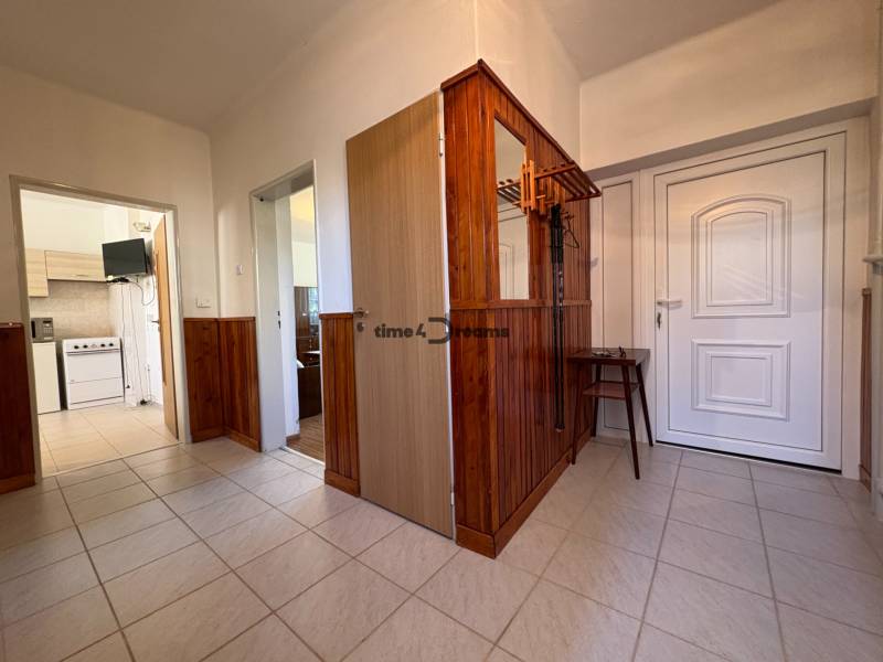 Na predaj: Rodinný dom v meste Levice - Chodba s kachličkovou podlahou, dreveným obložením a vstavaným nábytkom v rodinnom dome.