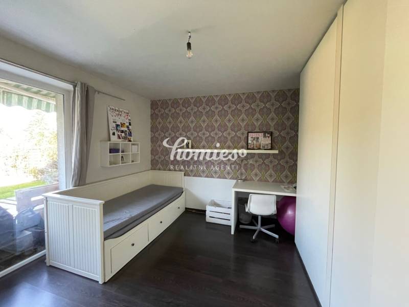 PREDAJ krásny 6 izb. rod. dom prepojený s prírodou - Izba v rodinnom dome s jednolôžkom, pracovným stolom a podlahou s dreveným dekorom.