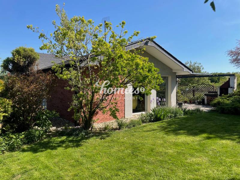 PREDAJ krásny 6 izb. rod. dom prepojený s prírodou - Rodinný dom v Lehote s upravenou záhradou, trávnikom a dreveným prístreškom.