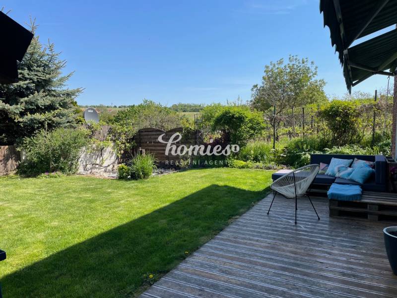 PREDAJ krásny 6 izb. rod. dom prepojený s prírodou - Záhrada pri rodinnom dome v Lehote so zeleným trávnikom a relaxačným posedením.