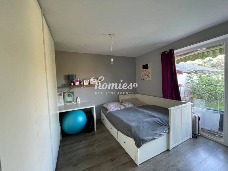 PREDAJ krásny 6 izb. rod. dom prepojený s prírodou - Spálňa v rodinnom dome s posteľou, bielym nábytkom a podlahou s dreveným dekorom.