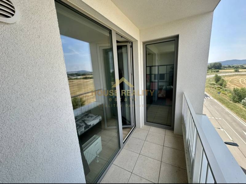 Nový 2 izbový byt SLNEČNICE, Labutia ulica, Bratislava V. Petržalka - Balkón z 2-izbového bytu s výhľadom na ulicu Labutia v Bratislava - Petržalka.