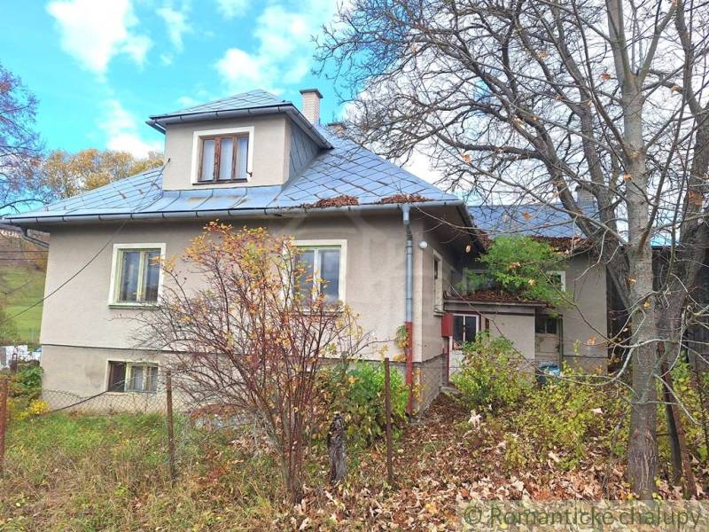 Dom v pôvodnom stave na krásnom pozemku (2130m2) v malej dedinke na Li - Rodinný dom v Liptovských Beharovciach, s plechovou strechou a okolitou zeleňou.