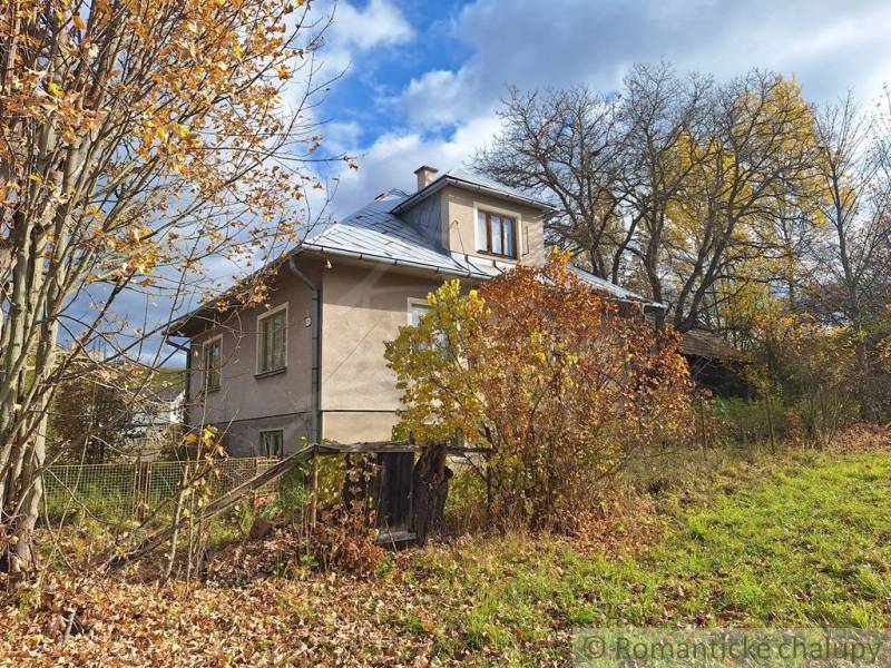 Dom v pôvodnom stave na krásnom pozemku (2130m2) v malej dedinke na Li - Rodinný dom v Liptovských Beharovciach uprostred farebných jesenných stromov a kríkov.