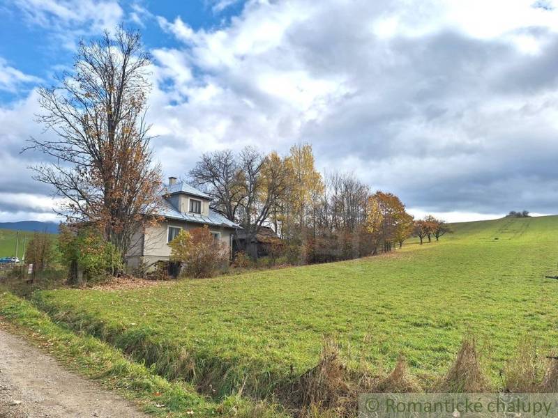 Dom v pôvodnom stave na krásnom pozemku (2130m2) v malej dedinke na Li - Rodinný dom v Liptovských Beharovciach obklopený prírodou a jesennými stromami na okraji lúky.