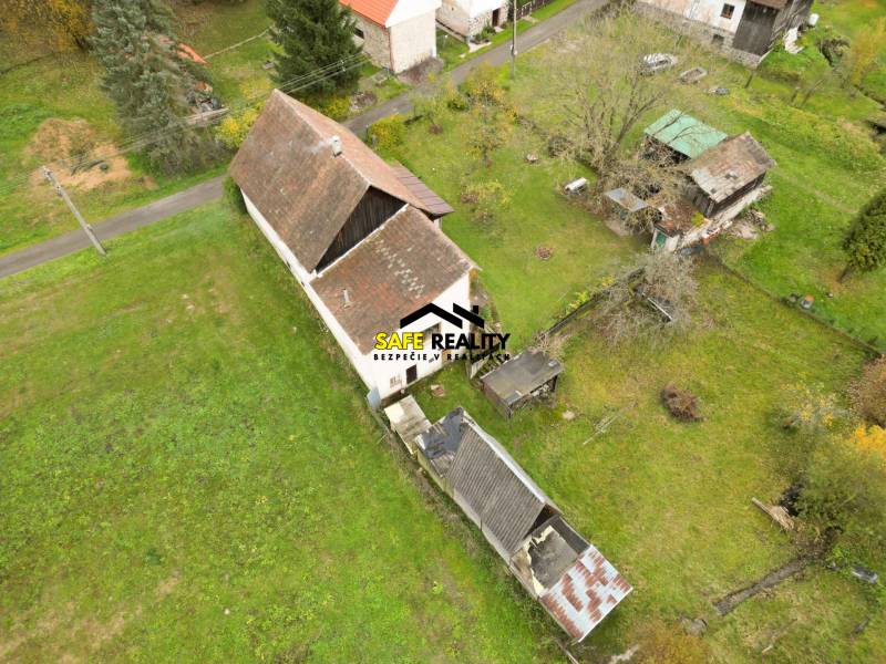 Rodinný dom s veľkým pozemkom v obci Sklené,  - Rodinný dom na Sklené v Sklené obklopený záhradou, s vedľajšími stavbami a stromami.