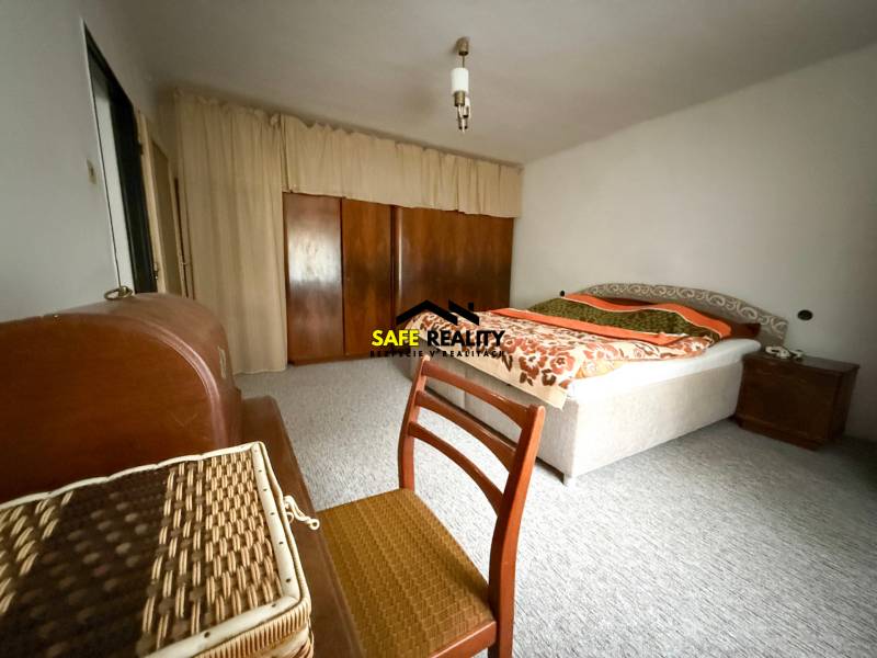 Rodinný dom s veľkým pozemkom v obci Sklené,  - Spálňa v rodinnom dome s kobercom, posteľou a skriňou.