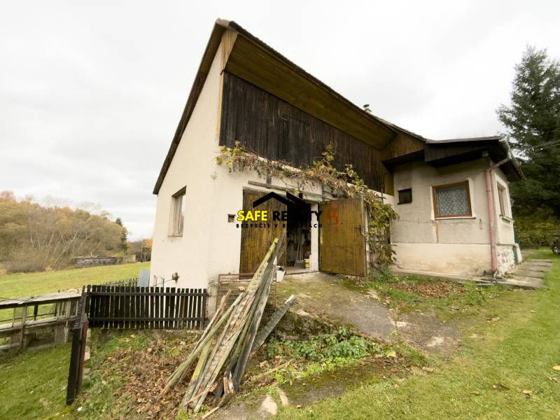 Rodinný dom s veľkým pozemkom v obci Sklené,  - Rodinný dom v Sklenom na sklené ulici s trávnatým pozemkom.