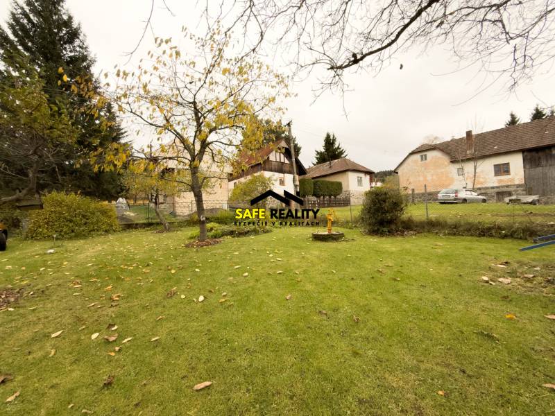 Rodinný dom s veľkým pozemkom v obci Sklené,  - Záhrada pri rodinnom dome v Sklenom na ulici Sklené s ovocnými stromami.