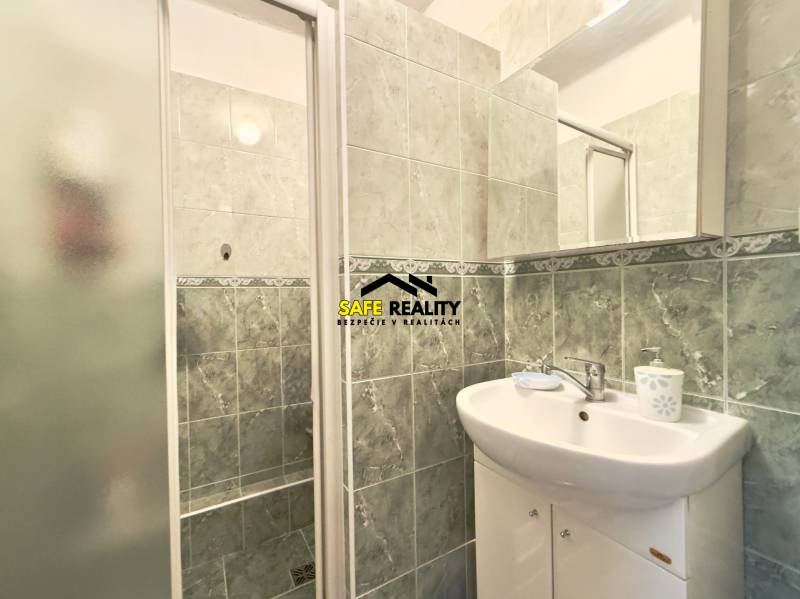 Rodinný dom s veľkým pozemkom v obci Sklené,  - Kúpeľňa s umývadlom a sprchovým kútom v rodinnom dome.