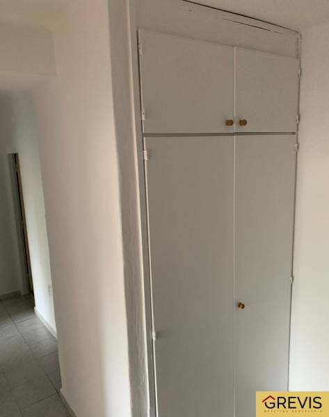 Priestranný 2-izbový byt (62 m²) s Lodžiou, Nobelova – Nové Mesto - Biely vstavaný úložný priestor v predsieni, 2-izbový byt, jednoduché dlaždice na podlahe.