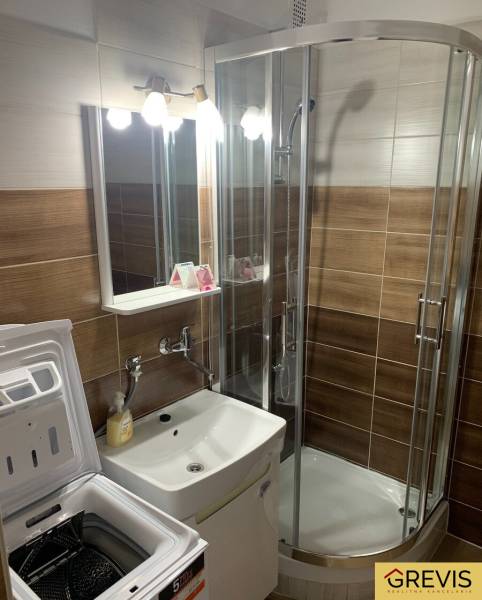 Priestranný 2-izbový byt (62 m²) s Lodžiou, Nobelova – Nové Mesto - Kúpeľňa s práčkou a sprchovacím kútom v 2-izbovom byte.