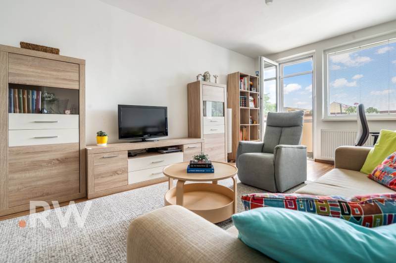 REWIN I Priestranný 3 izbový byt v tichej lokalite Senca - Obývacia izba v 3-izbovom byte s pohodlným nábytkom a televíziou.