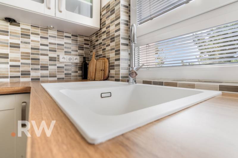 REWIN I Priestranný 3 izbový byt v tichej lokalite Senca - Kuchynská linka so zabudovaným drezom a kachličkami v 3-izbovom byte.