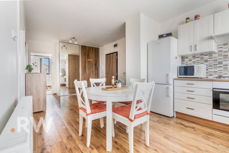 REWIN I Priestranný 3 izbový byt v tichej lokalite Senca - Jasná kuchyňa v 3-izbovom byte s jedálenským stolom a spotrebičmi.