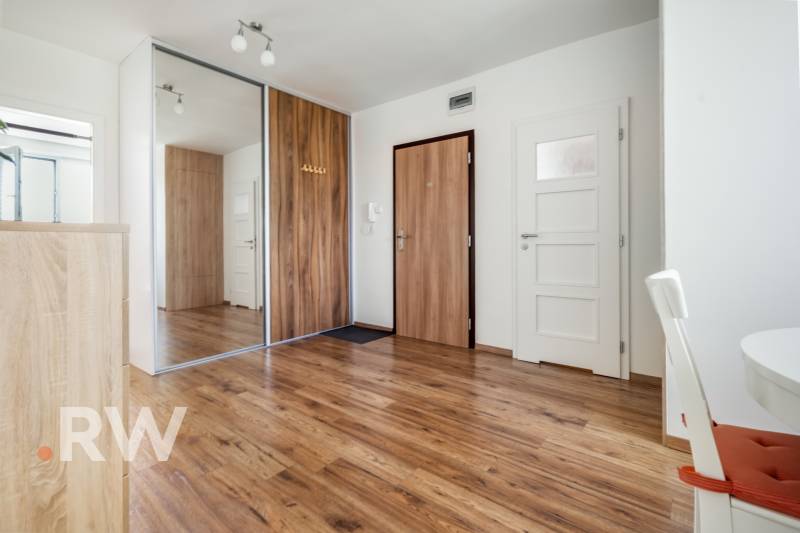 REWIN I Priestranný 3 izbový byt v tichej lokalite Senca - Vstupná hala s drevenou podlahou a skriňou v 3-izbovom byte.