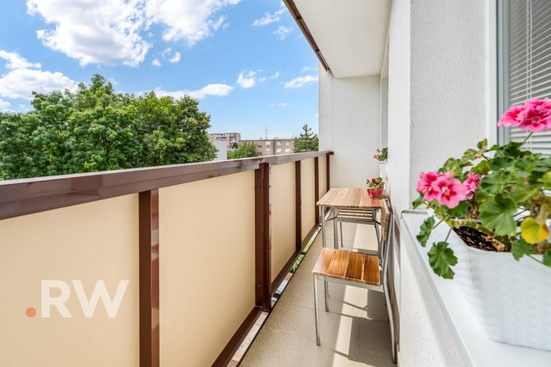 REWIN I Priestranný 3 izbový byt v tichej lokalite Senca - Balkón 3-izbového bytu na Kysuckej ulici v Senci s výhľadom na stromy.