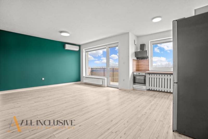 NA PRENÁJOM 2x 2-IZBOVÉ BYTY S TERASOU,DUNAJSKÁ STREDA - Obývacia izba s kuchynským kútom v 2-izbovom byte a podlahou s dreveným dekorom.