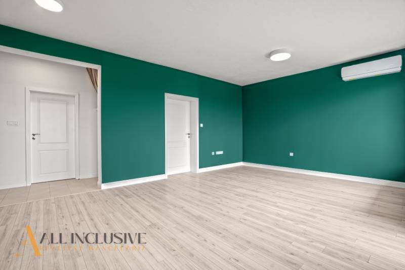 NA PRENÁJOM 2x 2-IZBOVÉ BYTY S TERASOU,DUNAJSKÁ STREDA - Izba s podlahou s dreveným dekorom, zelenými stenami a klimatizáciou, 2-izbový byt.