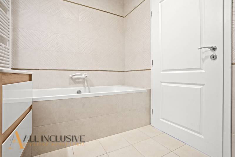 NA PRENÁJOM 2x 2-IZBOVÉ BYTY S TERASOU,DUNAJSKÁ STREDA - Kúpeľňa s vaňou, bielymi dverami a svetlými obkladmi v 2-izbovom byte.