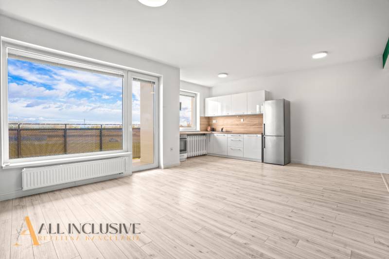 NA PRENÁJOM 2x 2-IZBOVÉ BYTY S TERASOU,DUNAJSKÁ STREDA - Svetlý interiér 2-izbového bytu s kuchyňou, presklenou stenou a podlahou s dreveným dekorom.