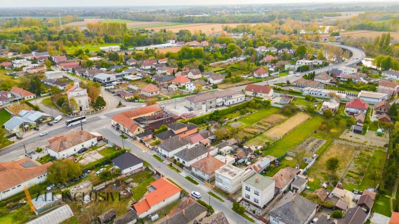 NA PREDAJ INVESTIČNÝ STAVEBNÝ POZEMOK, JAHODNÁ - Letecká snímka developerských pozemkov v Jahodnej so zeleňou a okolím domov.