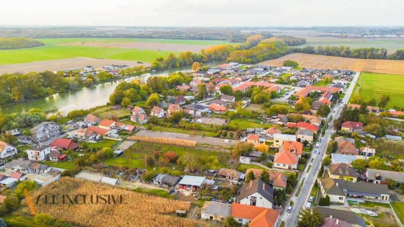 NA PREDAJ INVESTIČNÝ STAVEBNÝ POZEMOK, JAHODNÁ - Letecký pohľad na dedinské prostredie v Jahodnej, s riečkou a okolitými developerskými pozemkami.