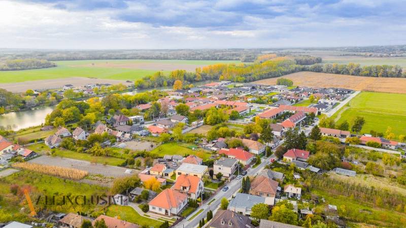 NA PREDAJ INVESTIČNÝ STAVEBNÝ POZEMOK, JAHODNÁ - Letecký pohľad na Developerské pozemky v Jahodnej, obklopené zeleňou a poľami.