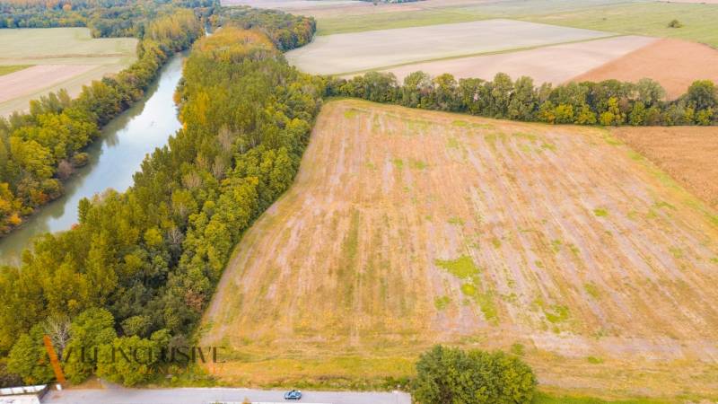 NA PREDAJ INVESTIČNÝ STAVEBNÝ POZEMOK, JAHODNÁ - Lúka obklopená riečnym tokom a lesmi, ideálna lokalita pre developerské pozemky v Jahodnej.