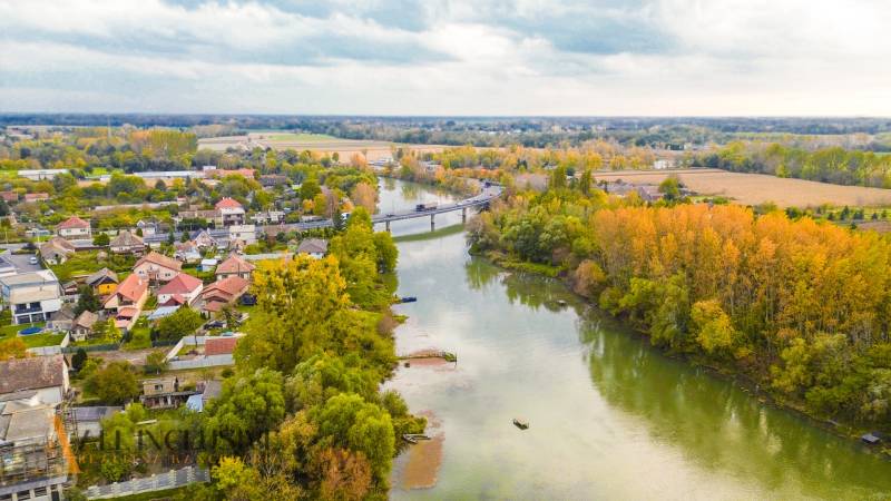 NA PREDAJ INVESTIČNÝ STAVEBNÝ POZEMOK, JAHODNÁ - Pohľad na Developerské pozemky v Jahodnej pri rieke obklopenej prírodou a stavbami.