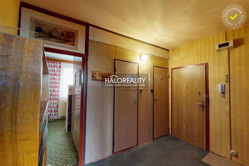 Predaj, trojizbový byt Liptovský Peter - EXKLUZÍVNE ... - Vstupná chodba v 3-izbovom byte s drevenou dekoráciou a vzorovaným kobercom.