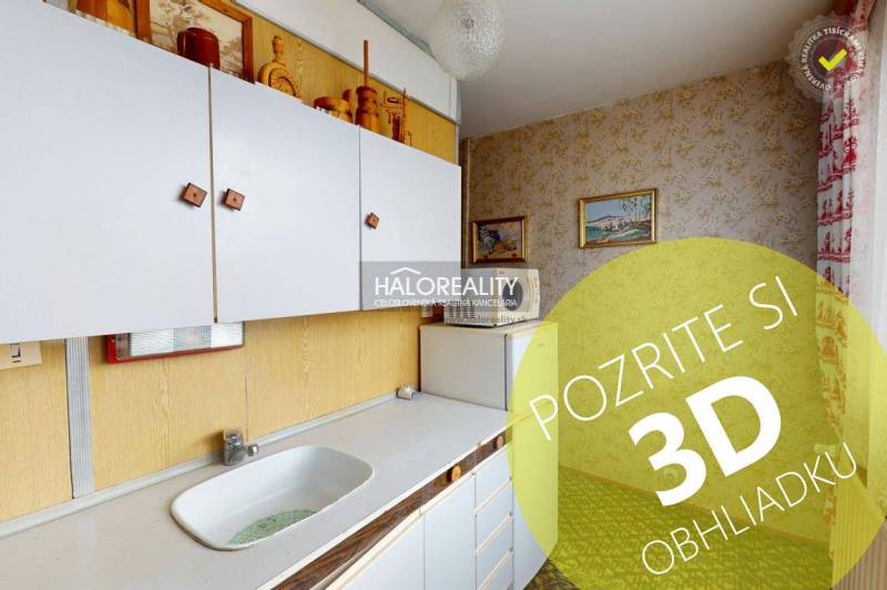 Predaj, trojizbový byt Liptovský Peter - EXKLUZÍVNE ... - Kuchyňa v 3-izbovom byte s bielymi skrinkami a obrázkami na stenách.