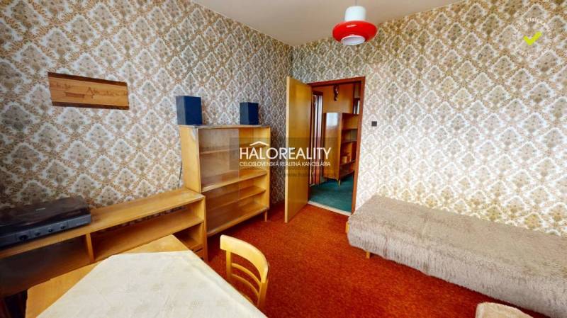 Predaj, trojizbový byt Liptovský Peter - EXKLUZÍVNE ... - Interiér 3-izbového bytu s retro tapetami, nábytkom a červenou lampou.