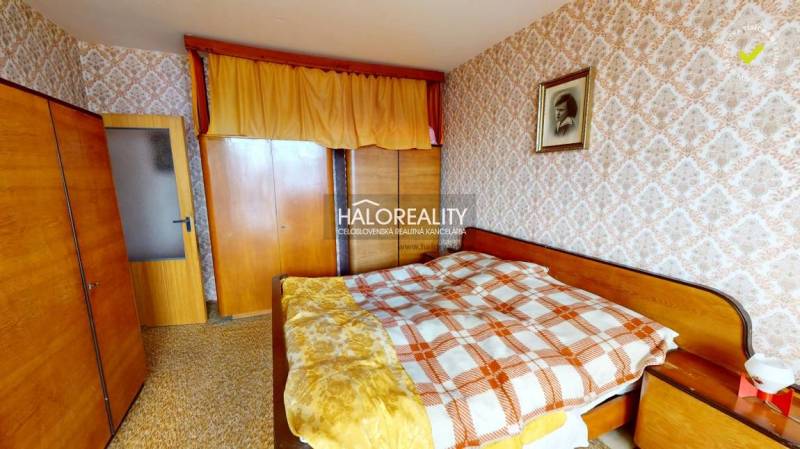 Predaj, trojizbový byt Liptovský Peter - EXKLUZÍVNE ... - Spálňa v 3-izbovom byte s dekoračnou tapetou a dreveným nábytkom.