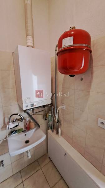 PRENÁJOM: Obchodný priestor 158m2 - Mostová ulica, Ružomberok - Plynový kotol s umývadlom v obchodných priestoroch, dlažba, steny obložené dlaždicami.