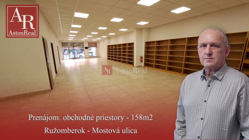 PRENÁJOM: Obchodný priestor 158m2 - Mostová ulica, Ružomberok - Obchodné priestory na prenájom na Mostovej ulici v Ružomberku, s regálmi a podlahou s dreveným dekorom.