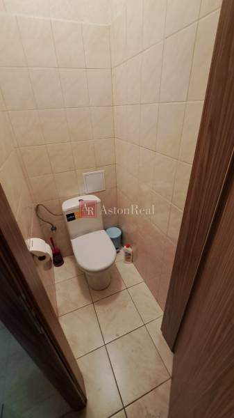 PRENÁJOM: Obchodný priestor 158m2 - Mostová ulica, Ružomberok - Kúpeľňové obchodné priestory s dlažbou, toaletou a príslušenstvom.