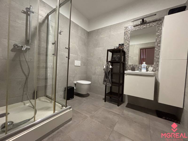 Veľký 96 m2  2 izbový byt s garážovým státím Topoľčany Centrum  - Kúpeľňa 2-izbového bytu s moderným sprchovým kútom a priestorom pre hygienické potreby.