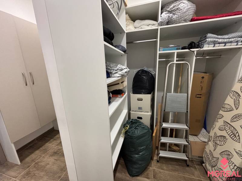 Veľký 96 m2  2 izbový byt s garážovým státím Topoľčany Centrum  - Úložný priestor v 2-izbovom byte s regálmi, schodíkmi a krabicami.