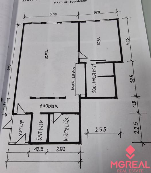 Veľký 96 m2  2 izbový byt s garážovým státím Topoľčany Centrum  - Pôdorys 2-izbového bytu zahŕňa chodbu, izby, kuchyňu a kúpeľňu.
