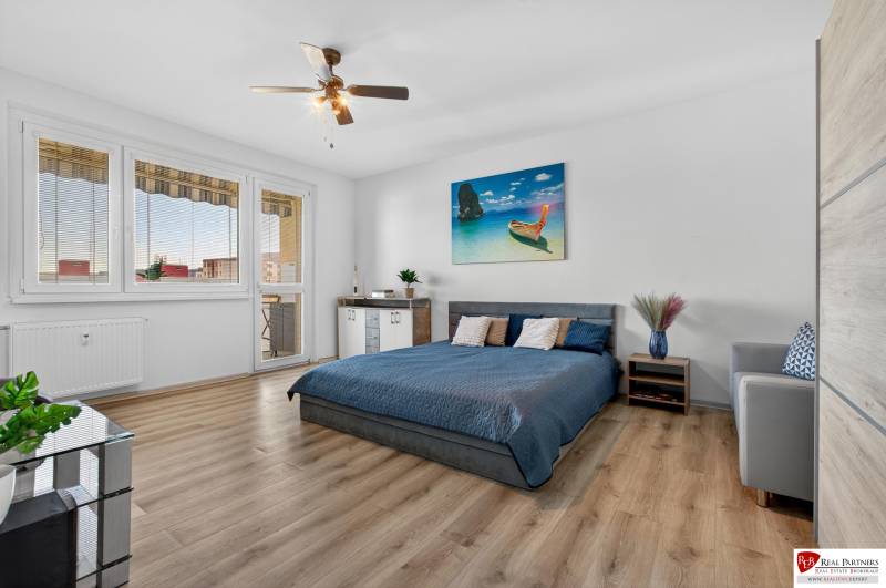 REZERVOVANÉ Predaj moderný 1-izbový byt, 45,24m2, Bratislava IV - 1-izbový byt s podlahou s dreveným dekorom, manželskou posteľou a balkónom.