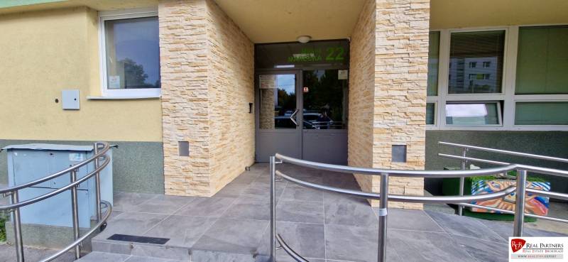 REZERVOVANÉ Predaj moderný 1-izbový byt, 45,24m2, Bratislava IV - Vchod bytového domu na ulici Milana Marečka v Devínskej Novej Vsi.