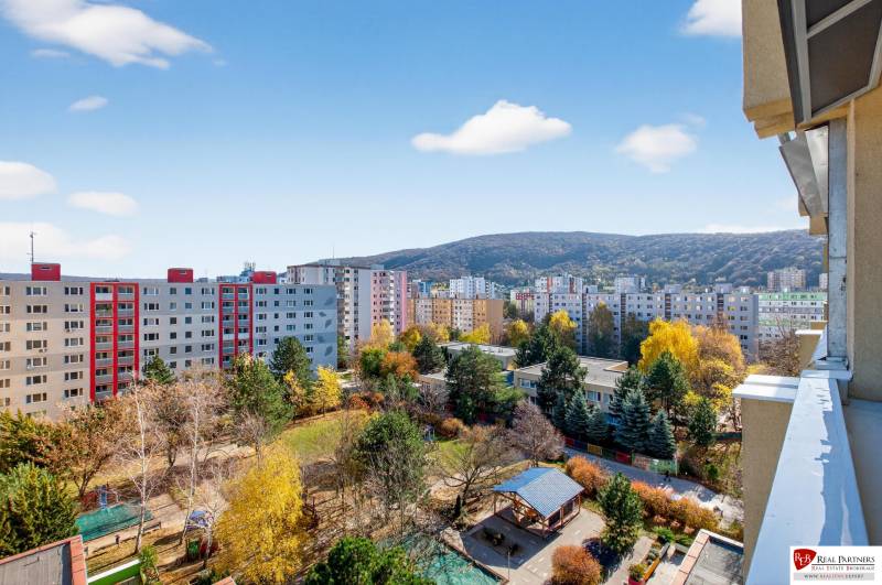 REZERVOVANÉ Predaj moderný 1-izbový byt, 45,24m2, Bratislava IV - Panelákové sídlisko v Bratislave - Devínskej Novej Vsi na ulici Milana Marečka.