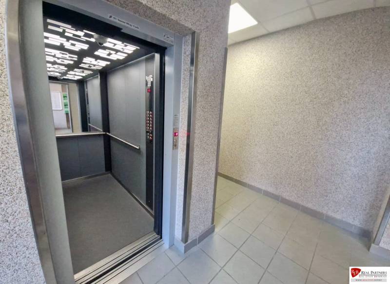 REZERVOVANÉ Predaj moderný 1-izbový byt, 45,24m2, Bratislava IV - Výťah a predsieň so svetlou dlažbou v 1-izbovom byte.